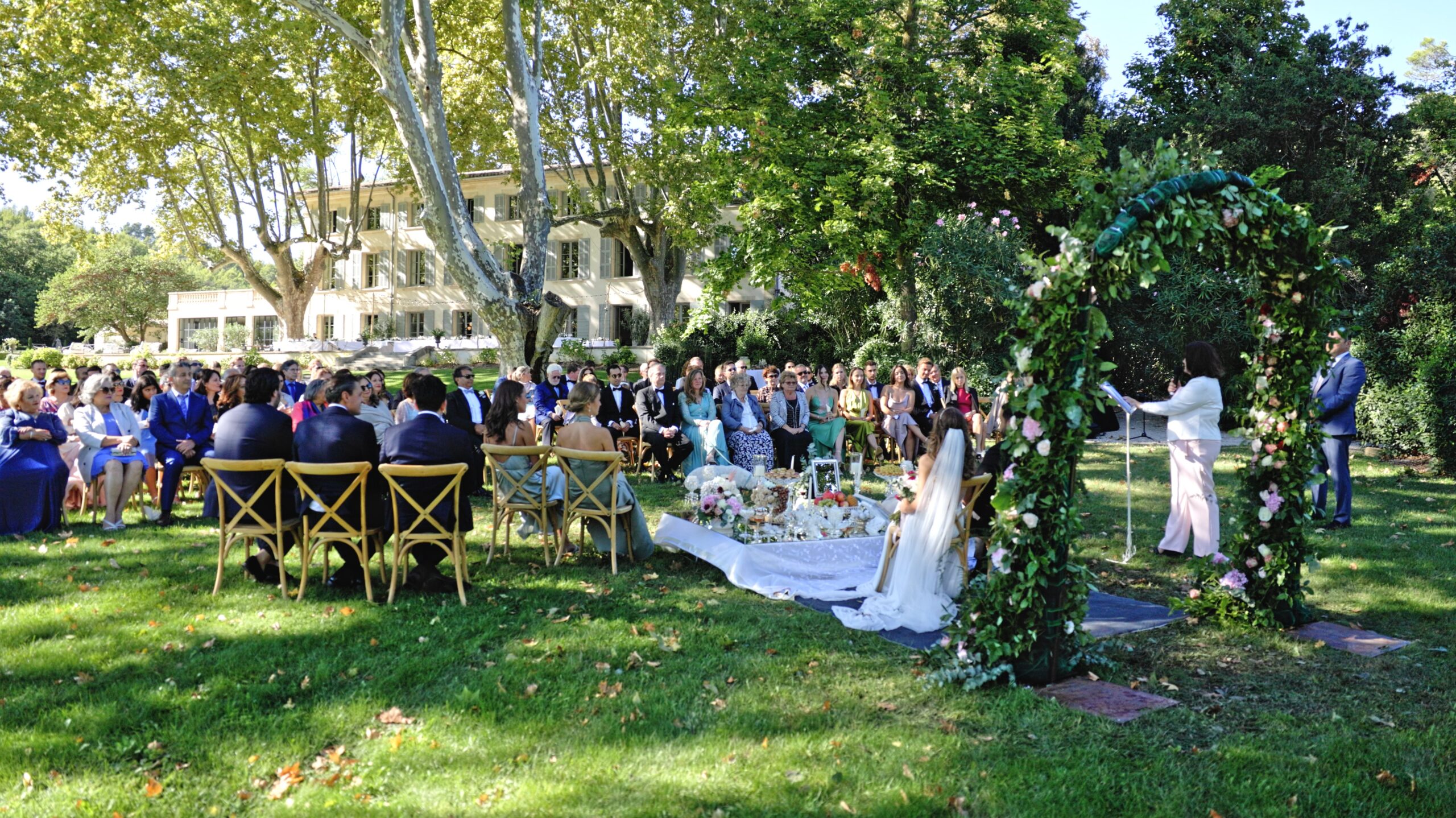 A ceremony in Luberon at Domaine Fontenille